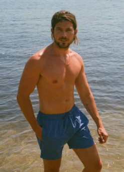 BEACHLIFE Dazzling Blue Heren Zwembroek -Outlet BEACHLIFE Store beachlife swimwear ss2023 men dazzling blue portret