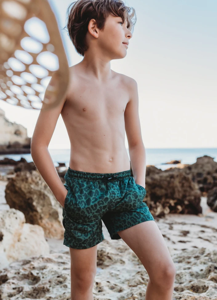 BEACHLIFE Safari Green Jongens Zwembroek 2 BEACHLIFE Safari Green Jongens Zwembroek – Bild 2