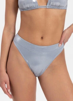 BEACHLIFE Metallic Silver Brazilian Bikinibroekje 6 BEACHLIFE Metallic Silver Brazilian Bikinibroekje -Outlet BEACHLIFE Store monica broekje zilver uitsnede
